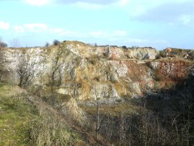 Panorama wyrobisk Wietrzni od zachodu (w tle dawny kamieniołom Międzygórz)