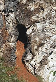 Jaskinia szczelinowa z glinami namuliskowymi typu terra rossa. Wyrobisko Międzygórz, ściana południowo-zachodnia
