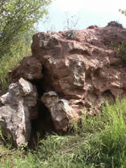 Blok wapieni urzeźbiony krasowo w miejscu zawalonej jaskini. Wyrobisko Międzygórz, część południowo-wschodnia