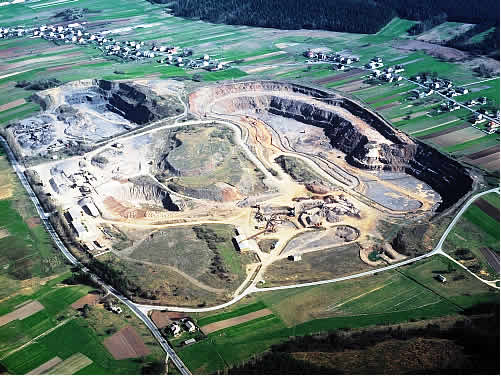 Kamieniołom dolomitów dewońskich do produkcji kruszyw łamanych Laskowa Góra z lotu ptaka