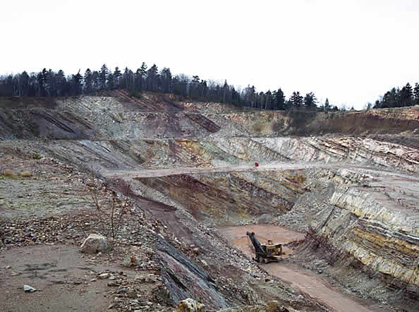 Fragment kamieniołomu dewońskich piaskowców kwarcytowych Bukowa Góra