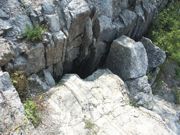 Wejście do jaskini „Pod fałdem” będącej przejawem krasu aktywnego (punkt obserwacyjny 3)