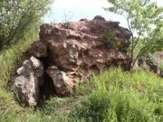 Urzeźbiony krasowo blok wapienia w strefie jaskiń zniszczonych przez eksploatację kamieniołomu