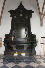 Ołtarz wykonany z dewońskiego wapienia dębnickiego