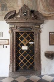 Portal wokół drzwi prowadzących z krużganków do zakrystii, wykonany ze zlepieńca górnego permu zwanego „marmurem zygmuntowskim”