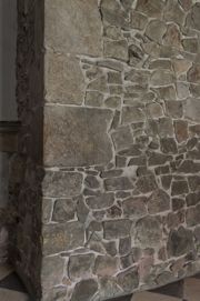 Mur oddzielający krużganki od kościoła, zbudowany z bloków piaskowca dolnej jury