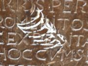 Skamieniałość łodzika ortocerasa z tablicy nagrobka stanowi dowód na ordowicki wiek tego wapienia. Tablica widoczna jest także na Fot.GS.2.3.40. za palącymi się zniczami