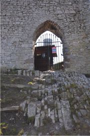 Pionowe ławice wapieni u podnóża wschodnich murów zamku
