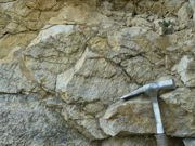 Przemieszczane masy skalne pozostawiły rysy tektoniczne na powierzchniach uskoków