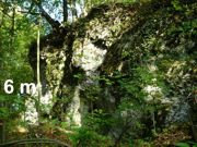 Ściana skalna z ciągiem jaskiń, m. in. jaskinią Stare Piekło, zbudowana z grubych warstw wapieni oolitowych
