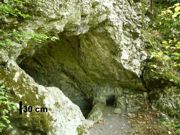 Wejście do jaskini Stare Piekło, nieznacznie poszerzone przez człowieka