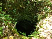 Wylot studni krasowej w ciągu Jaskini Chalcedonitowej