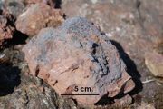 Fragment skały ze śmietaną hematytową – rudą żelaza